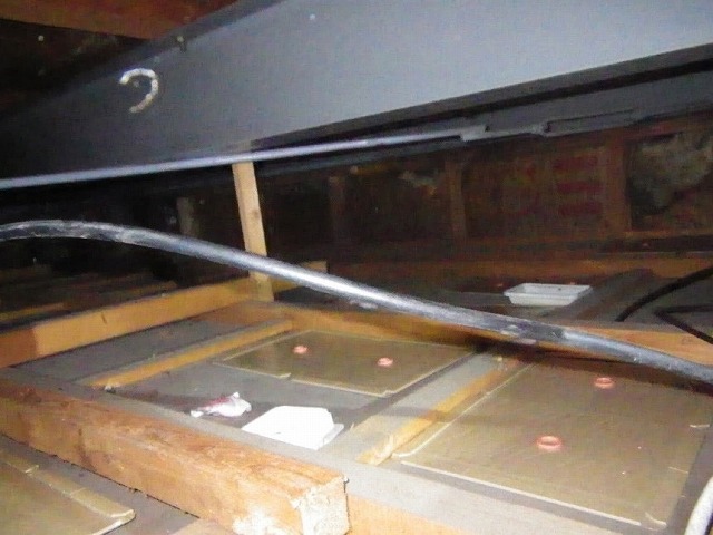 天井裏に設置した粘着シート